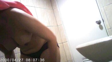 表妹家停电来我家借宿一晚，趁机TP表妹洗澡,腳抬起來搓小腿的时候看到整只裂开嘴的鲍鱼 (4)